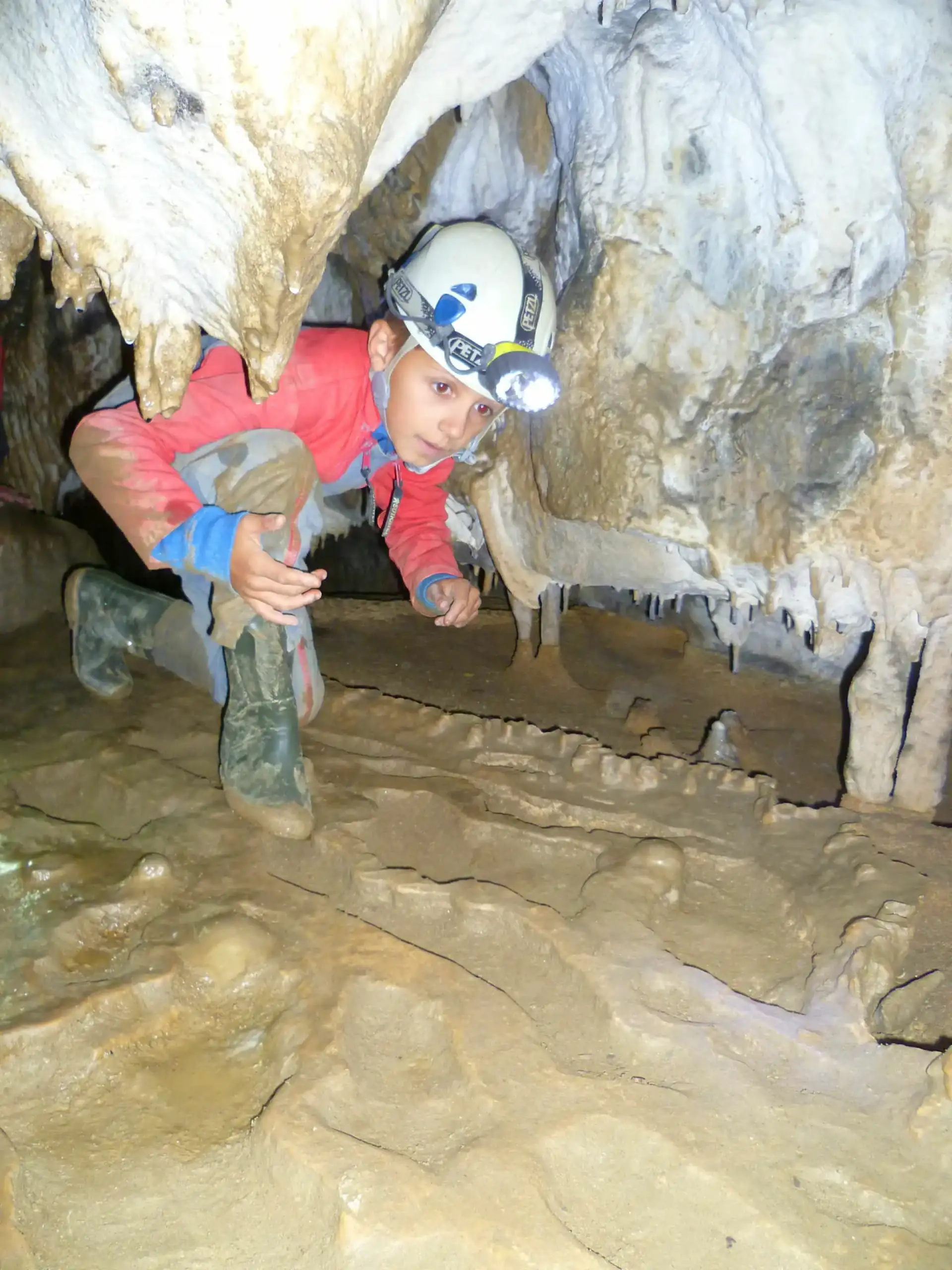 Spéléologie-Ariège-Vertikarst-Enfants-dans-une-grotte